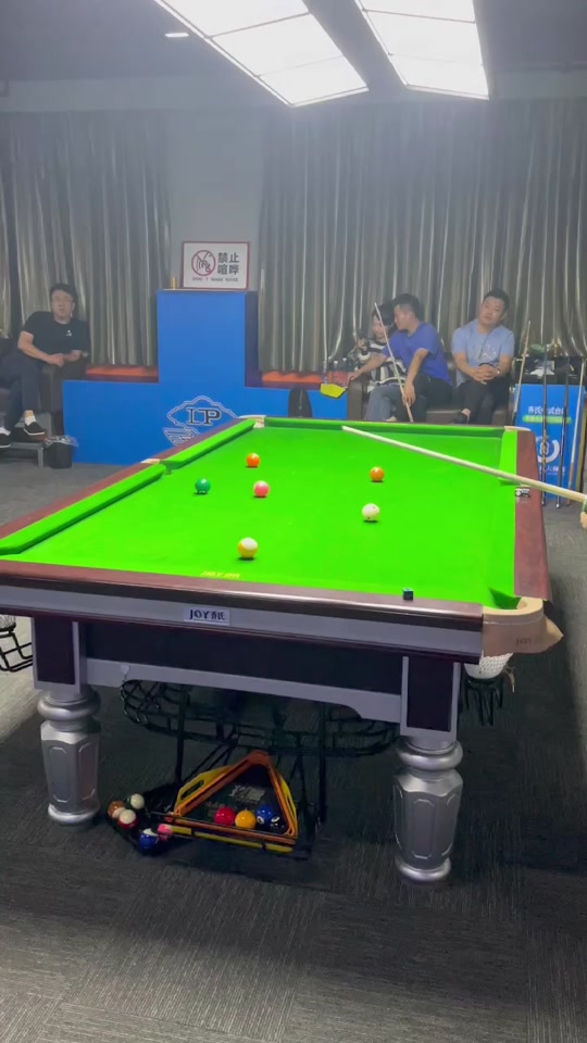 记者坚持以 记者坚持以